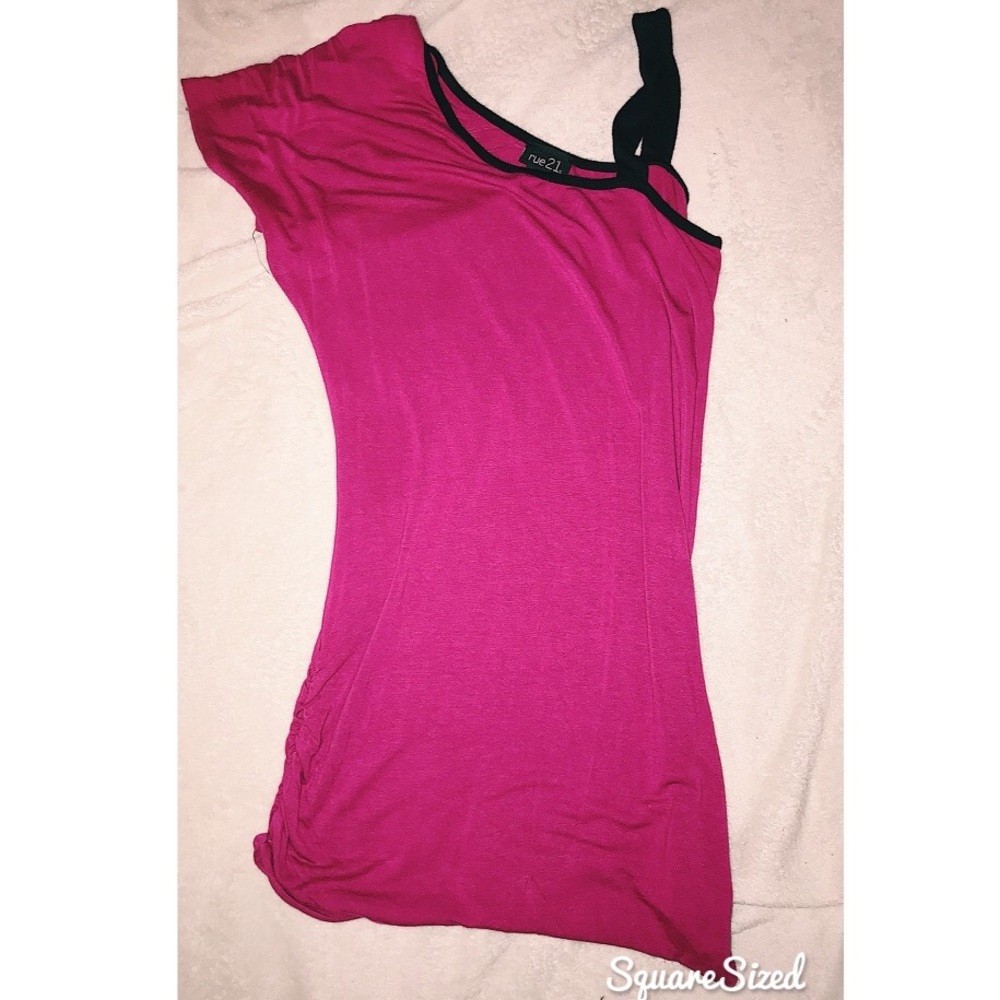 👛stretchy hot pink top👛